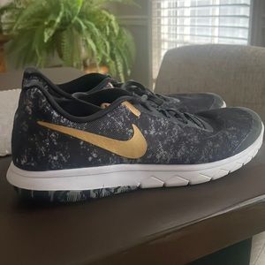 Womens Nikes size 7.5
